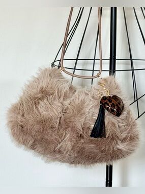 New Women’s Beige Faux Fur Shoulder Bag Purse w/ Leopard Print Heart Bag Charm